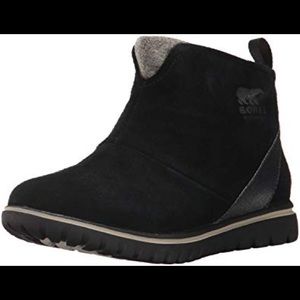 Sorel black Cozy short boot. NIB